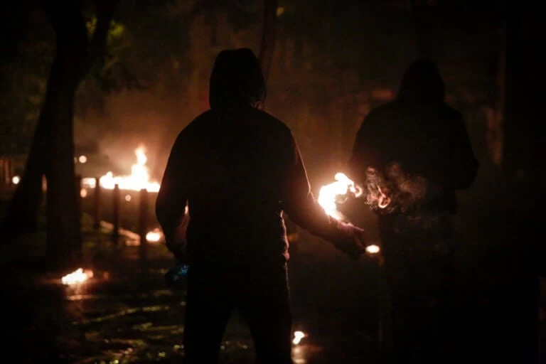 Καταιγίδα μολότοφ στο Πολυτεχνείο – Έκλεισε με συλλήψεις η βραδιά
